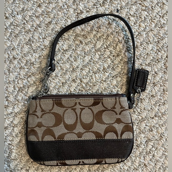 COACH wristlet with signature logo. NWOT, never used. - Picture 3 of 8
